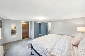 Stowe Retreat Mountain Views & Fenced Backyard by RedAwning