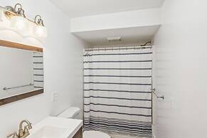 Stowe Retreat Mountain Views & Fenced Backyard by RedAwning