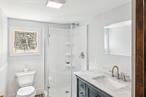 Stowe Retreat Mountain Views & Fenced Backyard by RedAwning