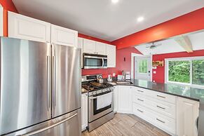 Stowe Retreat Mountain Views & Fenced Backyard by RedAwning