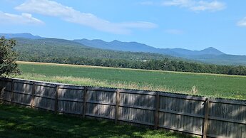 Stowe Retreat Mountain Views & Fenced Backyard by RedAwning