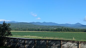 Stowe Retreat Mountain Views & Fenced Backyard by RedAwning