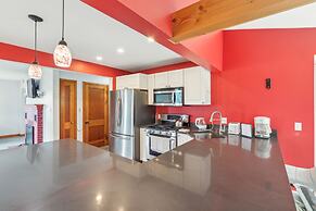 Stowe Retreat Mountain Views & Fenced Backyard by RedAwning