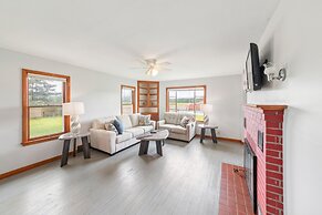 Stowe Retreat Mountain Views & Fenced Backyard by RedAwning