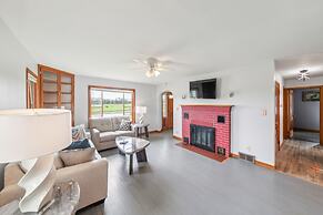 Stowe Retreat Mountain Views & Fenced Backyard by RedAwning