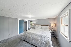 Stowe Retreat Mountain Views & Fenced Backyard by RedAwning