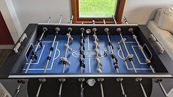 Stowe Retreat Mountain Views & Fenced Backyard by RedAwning