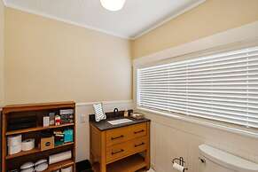 Charming Downtown Mccloud Retreat 2 Bedroom Home