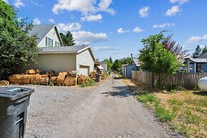 Charming Downtown Mccloud Retreat 2 Bedroom Home