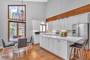 The Blue Flamingo 5 Bedroom Home by RedAwning