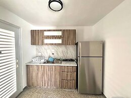 Stylish Remodeled 3BR w Yard Near Airport and Beaches