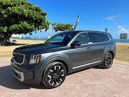 Stylish Remodeled 3BR w Yard Near Airport and Beaches