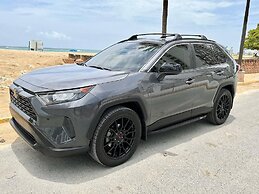 Stylish Remodeled 3BR w Yard Near Airport and Beaches