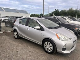 Stylish Remodeled 3BR w Yard Near Airport and Beaches