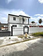 Stylish Remodeled 3BR w Yard Near Airport and Beaches