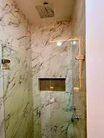 613-Estudio luminoso con balcón