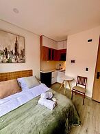 613-Estudio luminoso con balcón