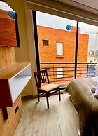 613-Estudio luminoso con balcón