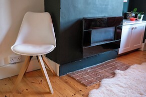 Stylish 2BD with Private Garden & Sauna