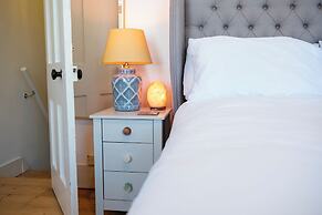Stylish 2BD with Private Garden & Sauna