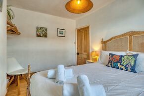 Stylish 2BD with Private Garden & Sauna