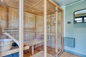 Stylish 2BD with Private Garden & Sauna