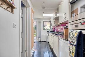 Stylish 2BD with Private Garden & Sauna