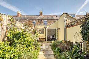 Stylish 2BD with Private Garden & Sauna