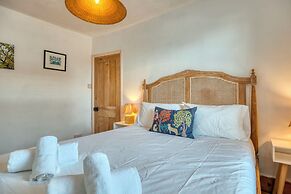 Stylish 2BD with Private Garden & Sauna