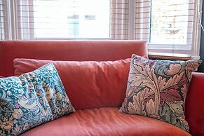 Stylish 2BD with Private Garden & Sauna