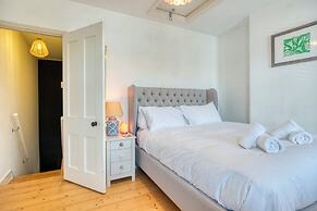 Stylish 2BD with Private Garden & Sauna