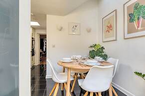 Stylish 2BD with Private Garden & Sauna