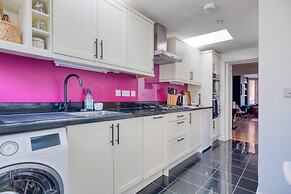 Stylish 2BD with Private Garden & Sauna