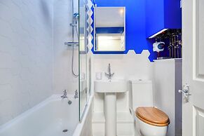 Stylish 2BD with Private Garden & Sauna