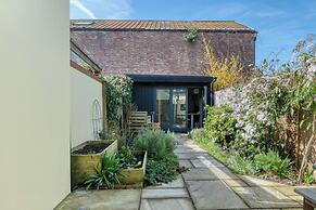 Stylish 2BD with Private Garden & Sauna