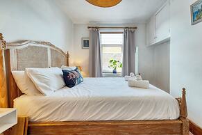 Stylish 2BD with Private Garden & Sauna