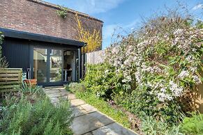 Stylish 2BD with Private Garden & Sauna