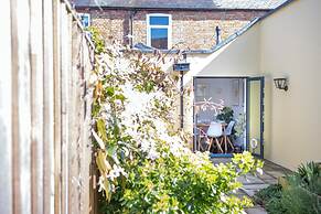 Stylish 2BD with Private Garden & Sauna