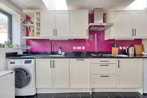 Stylish 2BD with Private Garden & Sauna