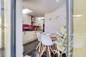 Stylish 2BD with Private Garden & Sauna