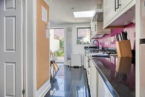 Stylish 2BD with Private Garden & Sauna