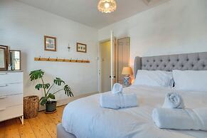 Stylish 2BD with Private Garden & Sauna