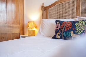 Stylish 2BD with Private Garden & Sauna