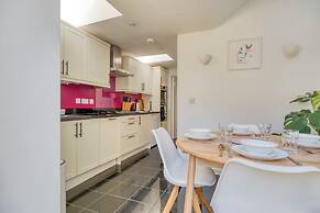 Stylish 2BD with Private Garden & Sauna