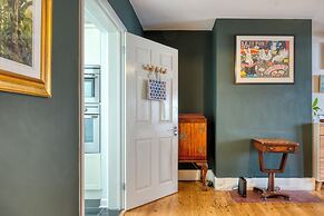 Stylish 2BD with Private Garden & Sauna