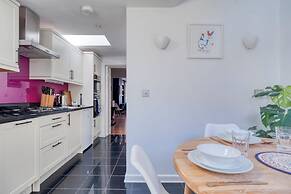 Stylish 2BD with Private Garden & Sauna