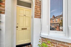 Stylish 2BD with Private Garden & Sauna