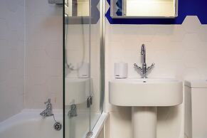 Stylish 2BD with Private Garden & Sauna