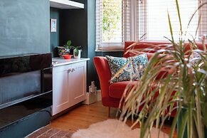 Stylish 2BD with Private Garden & Sauna