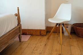 Stylish 2BD with Private Garden & Sauna